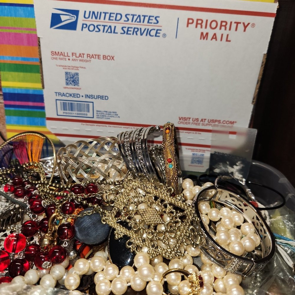 #2277, RETRO JEWELRY (SMALL FLAT RATE BOX) FULL 1 POUND, GREAT AND TO REPAIR